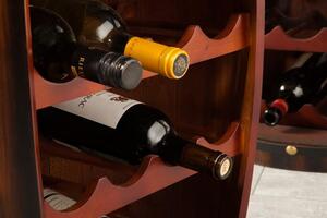 Invicta Interior - Elegantný stojan na víno BODEGA 60 cm, borovica, tmavohnedý