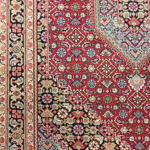 Ručne viazaný červeno modrý koberec Ganga 705 RED perským motívom 1,40 x 2,00 m