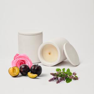 ODLITO Betónová vonná sviečka – biela – 200 ml Vůně: Švestka & Růže & Patchouli