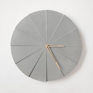 ODLITO Betónové nástenné hodiny Koláč – prírodné – 50 cm – svetlé ručičky