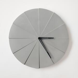 ODLITO Betónové nástenné hodiny Koláč – prírodné – 50 cm – čierne ručičky