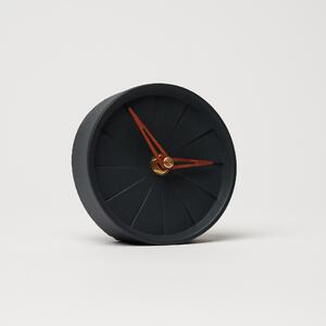 ODLITO Stolné betónové hodiny Koláč – grafit (čierna) – 10,5 cm – hnedé ručičky