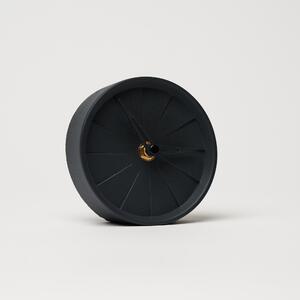 ODLITO Stolové betónové hodiny Koláč – grafit (čierna) – 10,5 cm – čierne ručičky