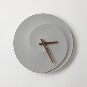 ODLITO Betónové nástenné hodiny Špirála – prírodné – 30 cm – hnedé ručičky