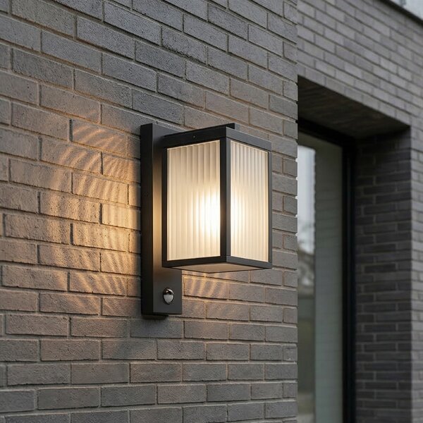 Vonkajšia nástenná lampa čierna s rebrovaným sklom a senzorom pohybu - Charlois