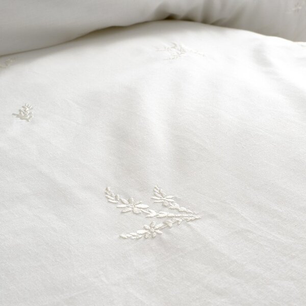 Biele bavlnené obliečky na dvojlôžko 200x200 cm Lottie Floral Embroidery – Bianca