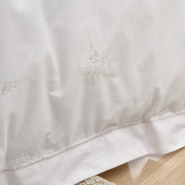 Biele bavlnené obliečky na dvojlôžko 200x200 cm Lottie Floral Embroidery – Bianca