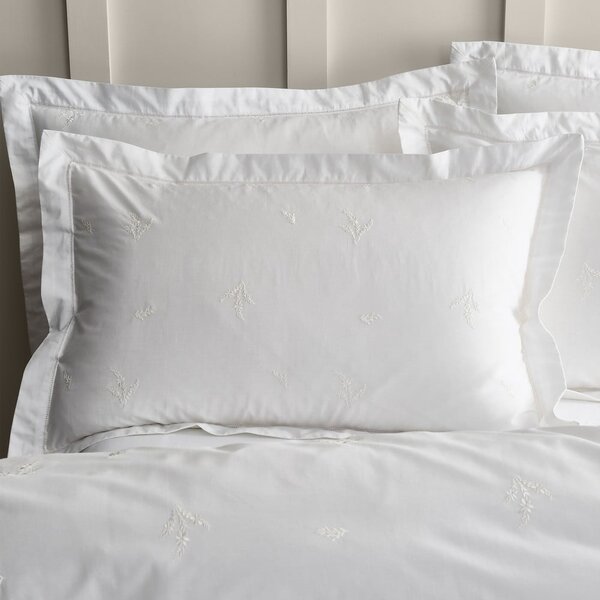 Biele bavlnené obliečky na dvojlôžko 200x200 cm Lottie Floral Embroidery – Bianca