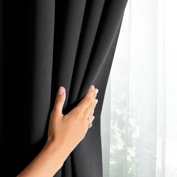 Čierny dimout záves 140x245 cm Kierra – Restilo