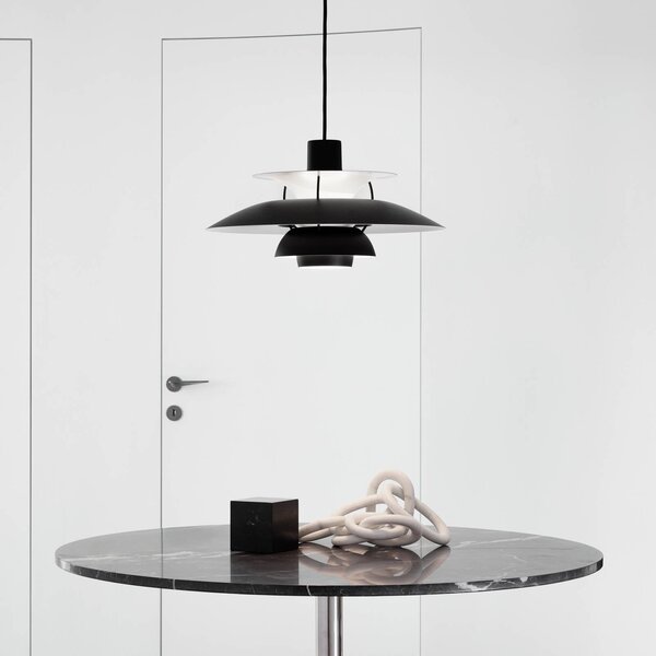 Louis Poulsen PH 5 závesná lampa, monochróm čierna, Čierna, Obývacia izba / jedáleň, Hliník, Dizajn, Závesné svietidlo