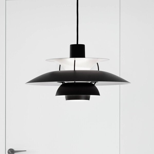 Louis Poulsen PH 5 závesná lampa, monochróm čierna, Čierna, Obývacia izba / jedáleň, Hliník, Dizajn, Závesné svietidlo