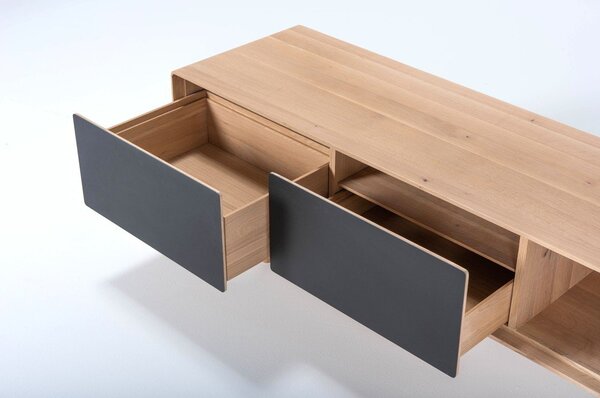 TV stolík z dubového dreva v čierno-prírodnej farbe 160x48 cm Fina – Gazzda