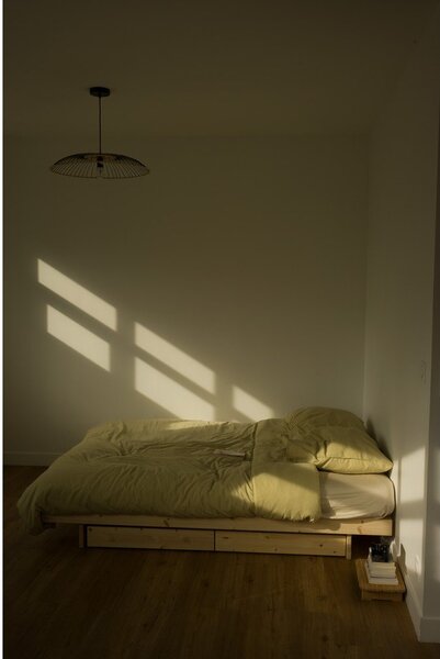 Jednolôžková posteľ z borovicového dreva s úložným priestorom s roštom 90x200 cm v prírodnej farbe Kanso – Karup Design