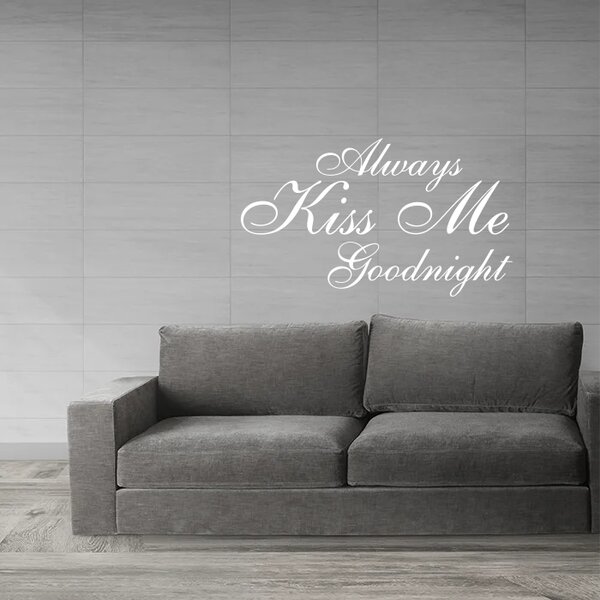 Sablio Samolepka na stenu: nápis Kiss me - 60x35 cm