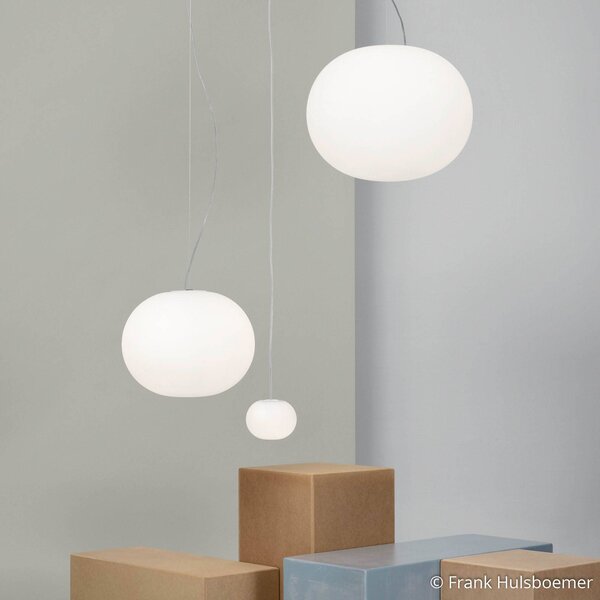 FLOS Glo-Ball - sférické závesné svetlo 33 cm, Biela / opálová, Obývacia izba / jedáleň, Sklo, Dizajn, Závesné svietidlo