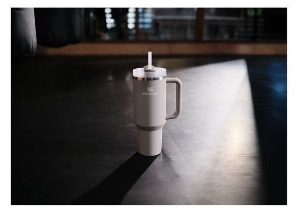 Svetlosivá termoska so slamkou z nehrdzavejúcej ocele 1,18 l Quencher H2.0 FlowState Tumbler Ash – Stanley
