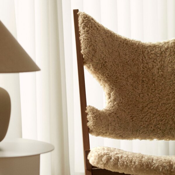 Kreslo Knitting, Sheepskin, Walnut / Sahara – Audo Copenhagen