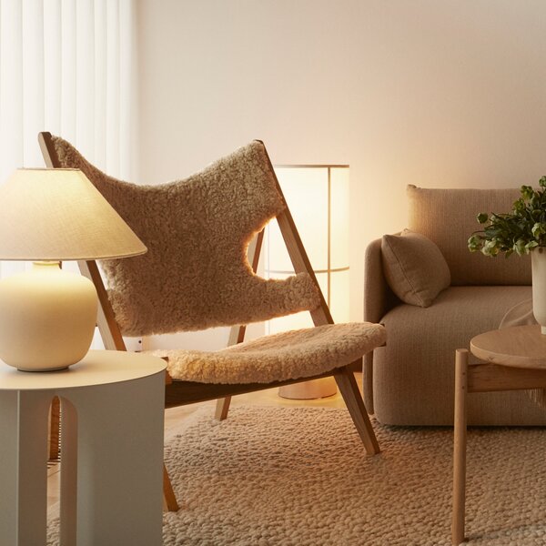 Kreslo Knitting, Sheepskin, Walnut / Sahara – Audo Copenhagen
