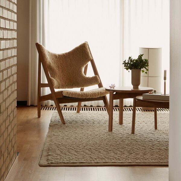 Kreslo Knitting, Sheepskin, Walnut / Sahara – Audo Copenhagen