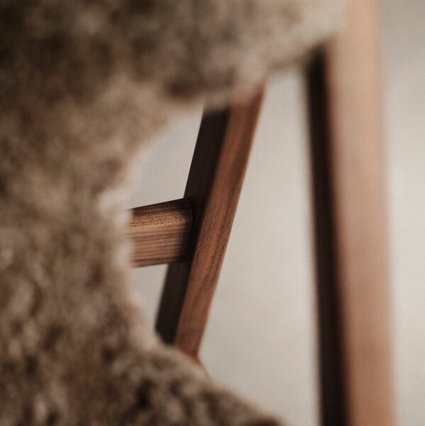 Kreslo Knitting, Sheepskin, Walnut / Sahara – Audo Copenhagen