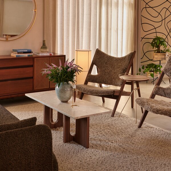 Kreslo Knitting, Sheepskin, Walnut / Sahara – Audo Copenhagen