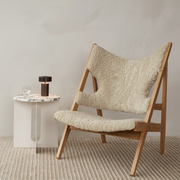 Kreslo Knitting, Sheepskin, Walnut / Sahara – Audo Copenhagen