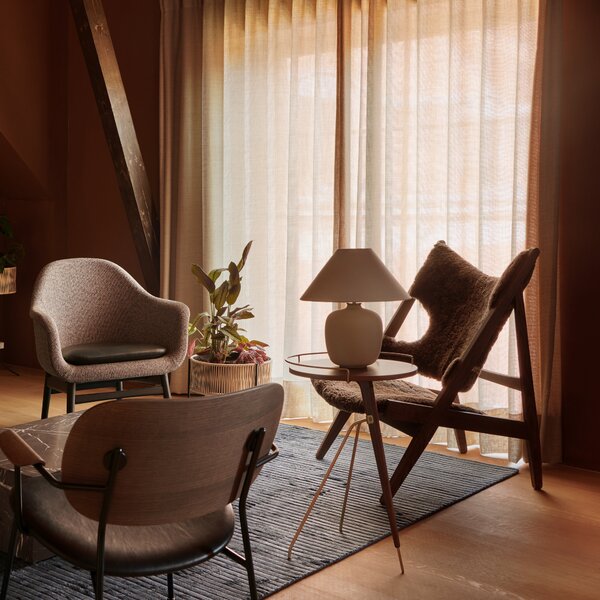 Kreslo Knitting, Sheepskin, Walnut / Sahara – Audo Copenhagen