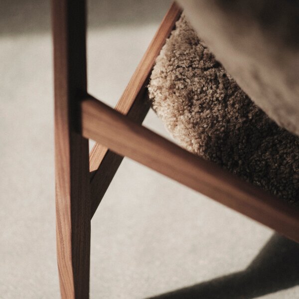 Kreslo Knitting, Sheepskin, Walnut / Sahara – Audo Copenhagen
