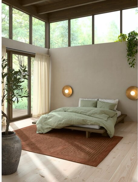 Hnedá jednolôžková posteľ z borovicového dreva s roštom 120x200 cm Japan – Karup Design