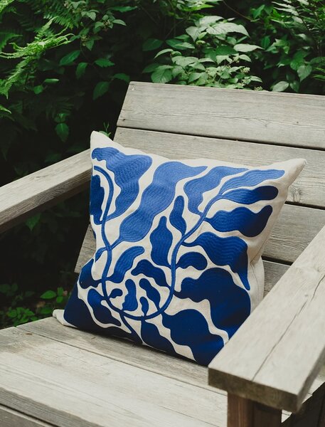 Bavlnená obliečka na vankúš Leaves Embroidered – Linnéa Andersson