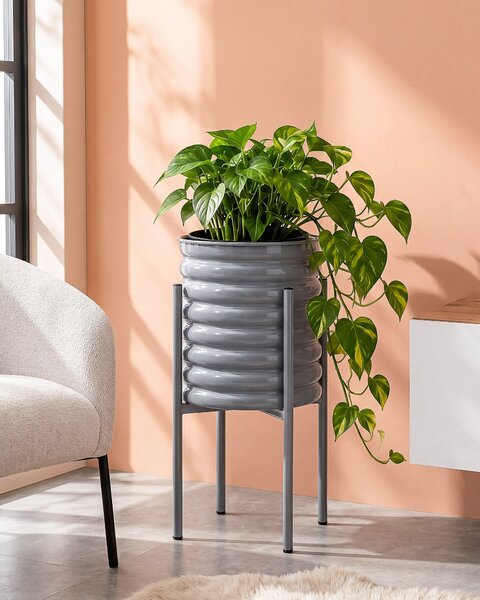 Vyvýšený kvetináč na nožičkách tmavosivý železo 31 x 31 x 57 cm moderný glamour štýl interiér