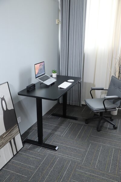 Výškovo nastaviteľný elektrický stôl BestBerg BBAT-12BB / rozmer 120x60 cm / výška 70-114 cm / čierny