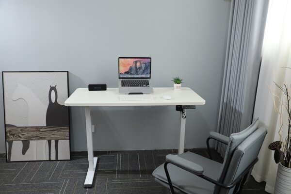 Výškovo nastaviteľný elektrický stôl BestBerg BBAT-12WW / rozmer 120x60 cm / výška 70-114 cm / biely