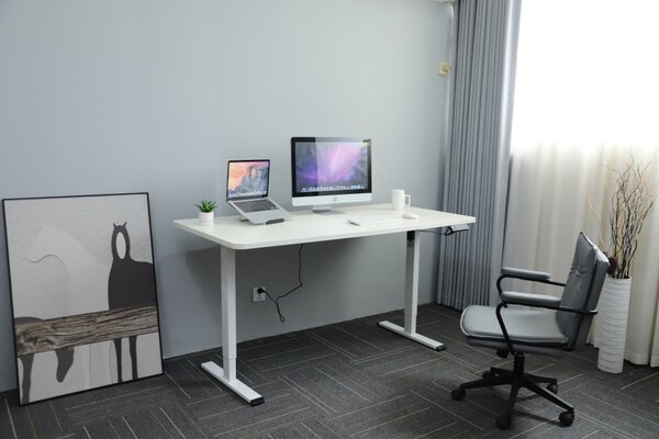 Výškovo nastaviteľný elektrický stôl BestBerg BBAT-16WW / rozmer 160x80 cm / výška 70-114 cm / biely