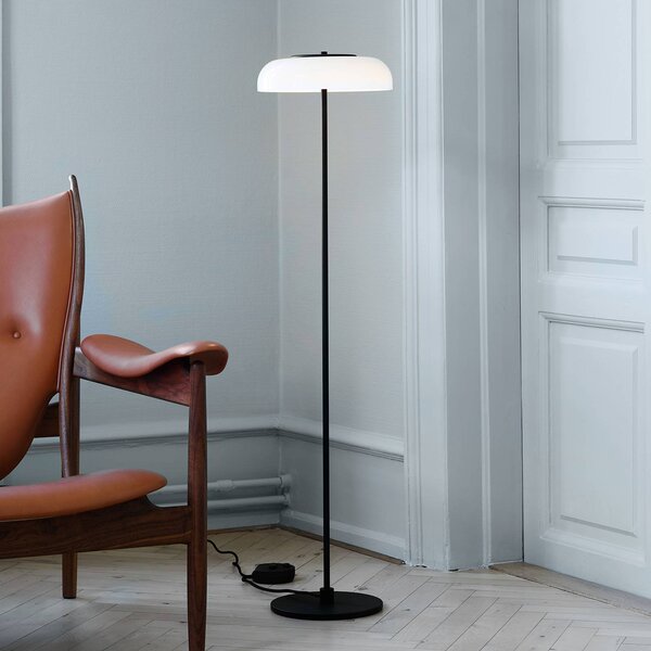 Nuura LED stojacia lampa Blossi, výška 120 cm, čierna/opálová, Čierna, Obývacia izba / jedáleň, kov, Škandinávsky, Stojaca lampa