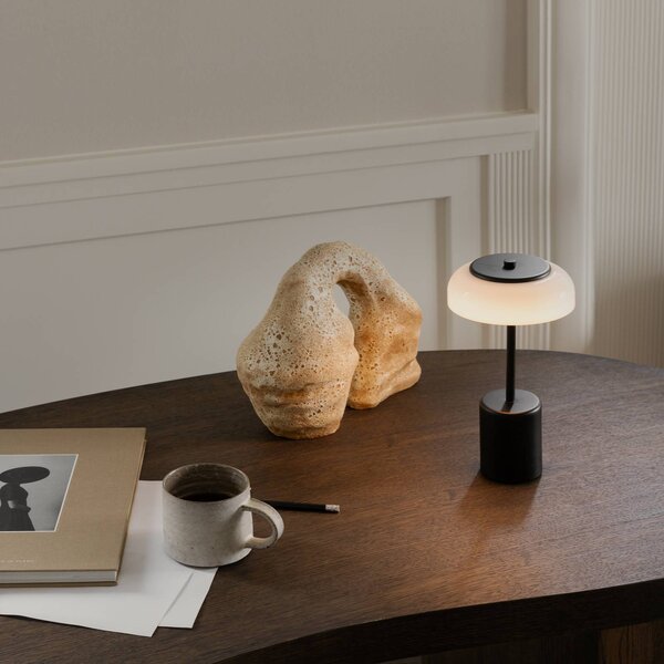 Nuura stolová LED lampa Blossi, výška 26 cm, čierna/opálová, Čierna, kov, Škandinávsky, Stojacie svietidlo