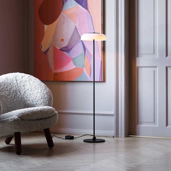 Nuura LED stojacia lampa Blossi, výška 120 cm, čierna/opálová, Čierna, Obývacia izba / jedáleň, kov, Škandinávsky, Stojaca lampa