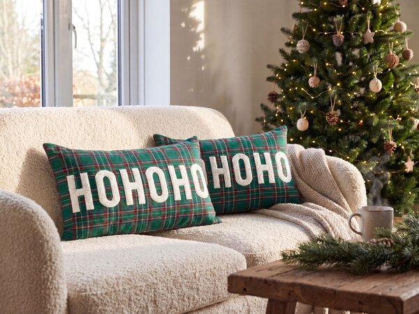 Sada 2 dekoratívnych vankúšov zelená polyester tartanový kockovaný vzor vianočný motív 30 x 50 cm obdĺžnikový tvar dekorácie doplnky