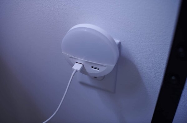 Osram - LED Nočné svietidlo do zásuvky so snímačom LUNETTA 2xUSB LED/13W/230V