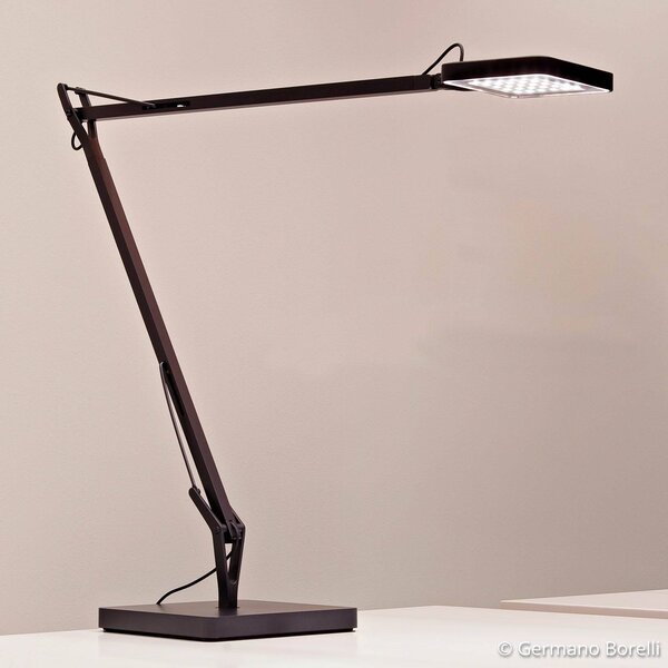 FLOS Kelvin stolová LED lampa v čiernej farbe, Čierna, Pracovňa / Kancelária, Hliník, Dizajn, Stolová lampa