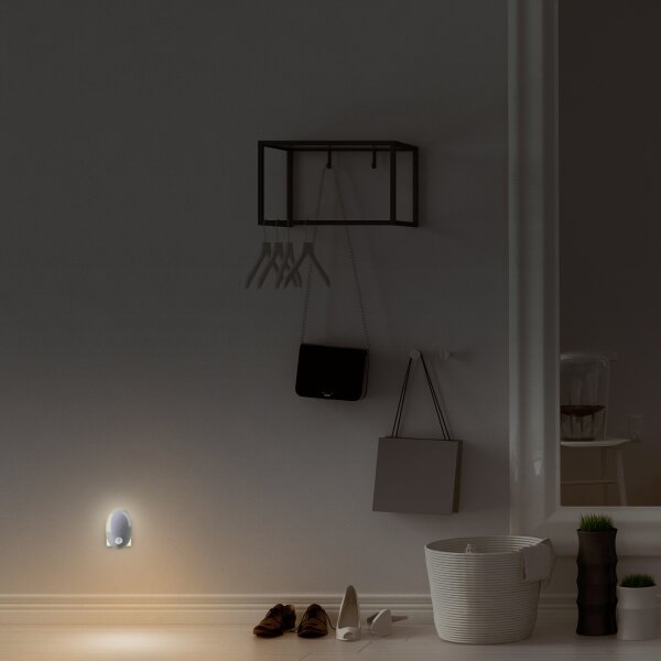 Solight WL909 - LED Orientačné svietidlo so senzorom do zásuvky LED/0,7W/230V