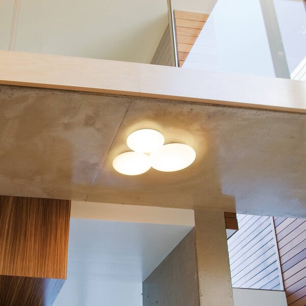 Vibia Puck – 3-plameňové stropné svietidlo, Biela / opálová, Obývacia izba / jedáleň, Sklo, Dizajn, Stropné svetlo