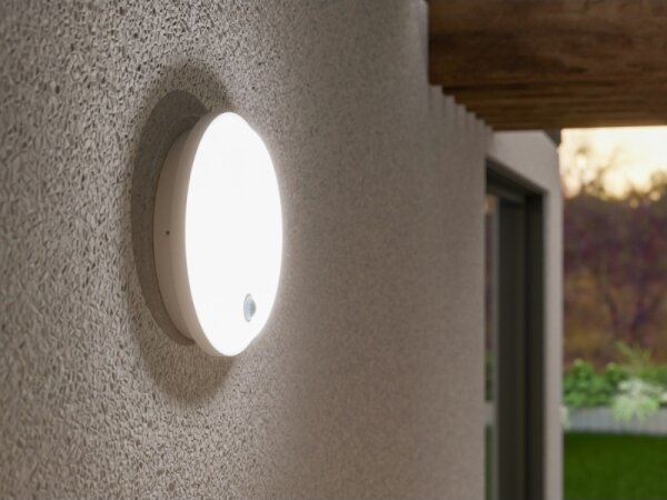 LED vonkajšie nástenné svietidlo so senzorom LED/15W/230V IP65 biele