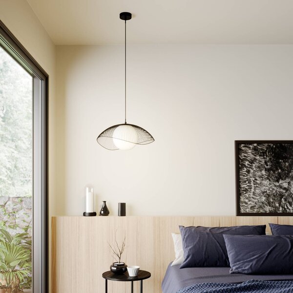 Lindby Fabronia závesná lampa, mriežka, guľa sklo, Čierna, Obývacia izba / jedáleň, kov, Moderný, Závesné svietidlo