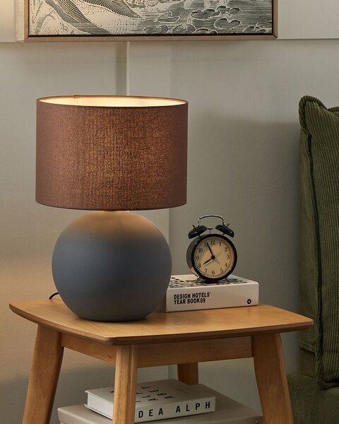 Stolná lampa sivá keramický okrúhly podstavec ľanové tienidlo v tvare bubna minimalistický dizajn