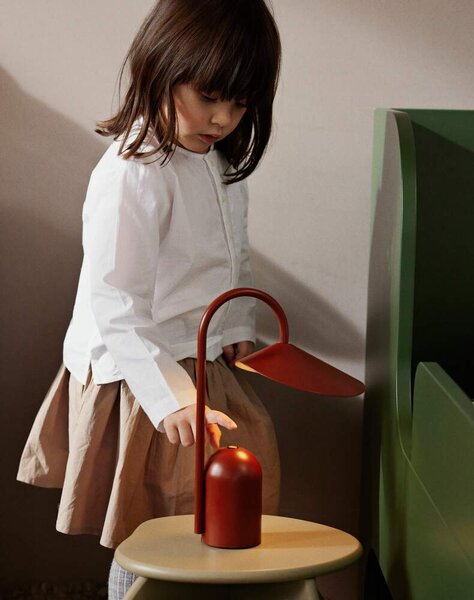 Ferm Living Prenosná lampa Arum, oxide red 1104269286
