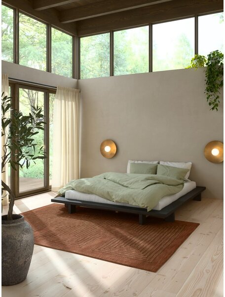 Čierna dvojlôžková posteľ z borovicového dreva s roštom 160x200 cm Japan - Karup Design