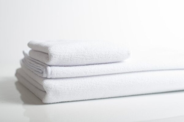 Towel City Rýchloschnúci športový uterák 110x30 - Biela