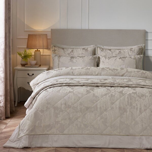 Béžový prešívaný pléd zo žakára 240x260 cm Opulent Jacquard – Catherine Lansfield