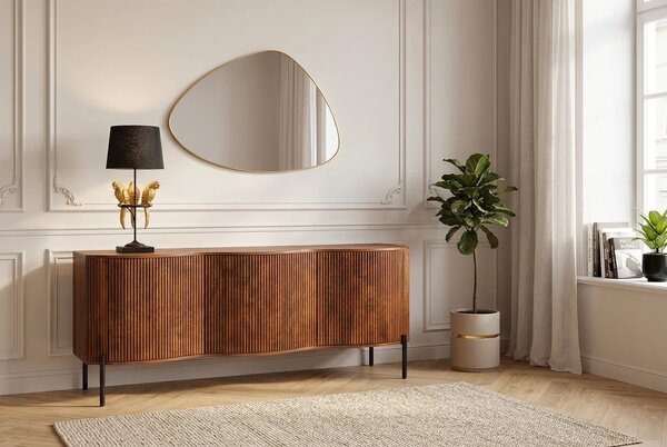 Art deco hnedý trojdverový príborník Allegra z mangového dreva s dekoratívnymi lamelami s čiernymi kovovými nožičkami 177 cm